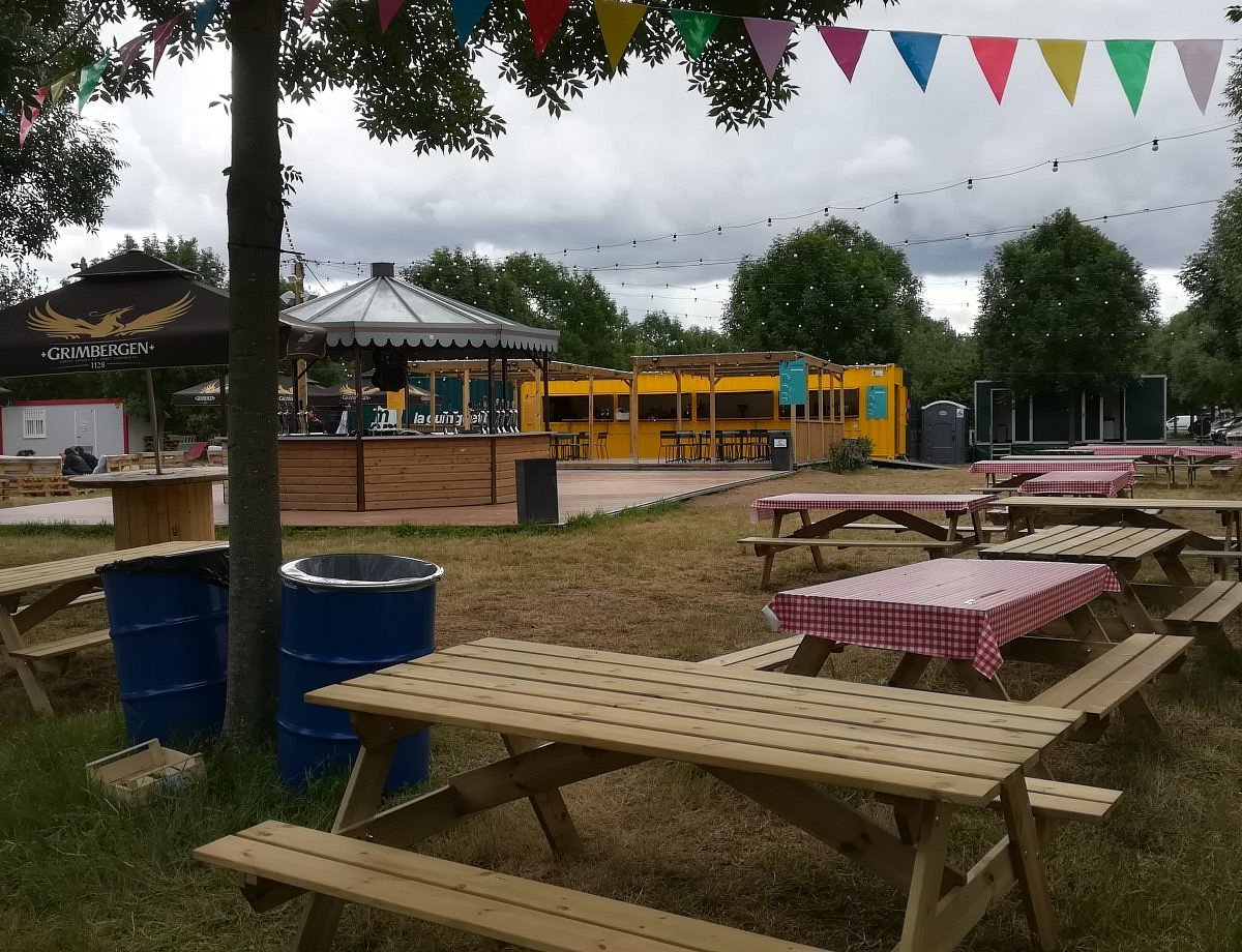 container aménagé en bar avec auvent de vente à emporter dark kitchen snack kiosque