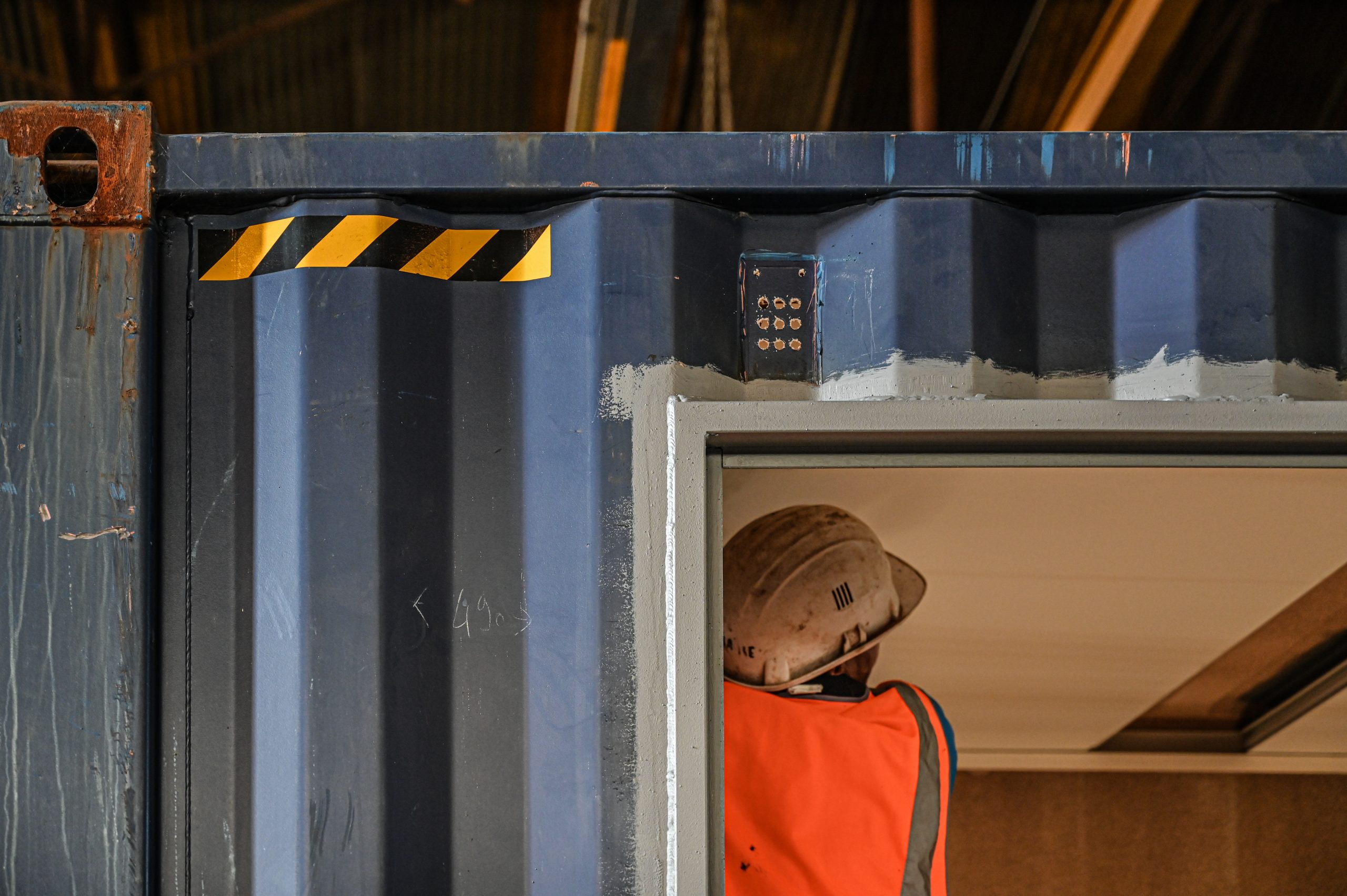 Détails transformation et aménagement de containers maritimes plaquiste